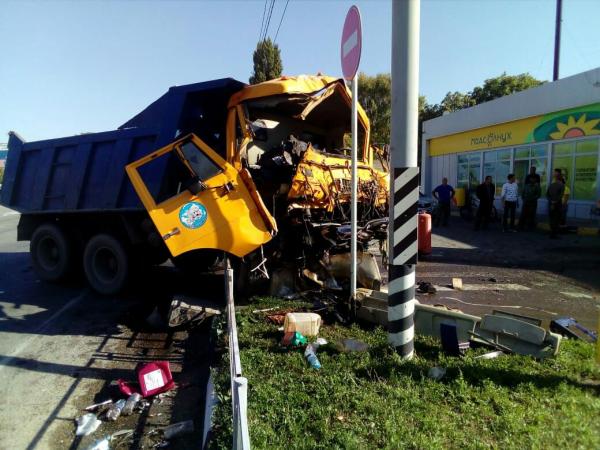 Самосвал и автоцистерна столкнулись вблизи АЗС в городе Изобильный